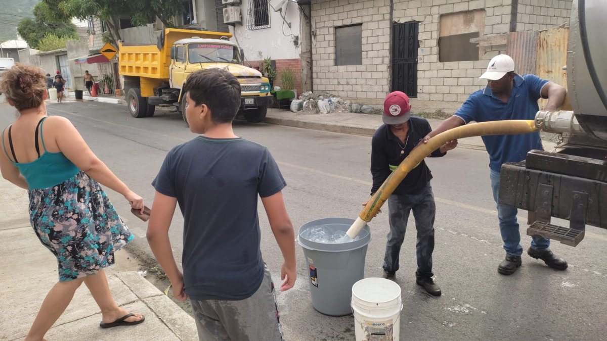 Ciudadanos denuncian que el servicio de suministro de agua de los tanqueros no llega a todos los sectores.