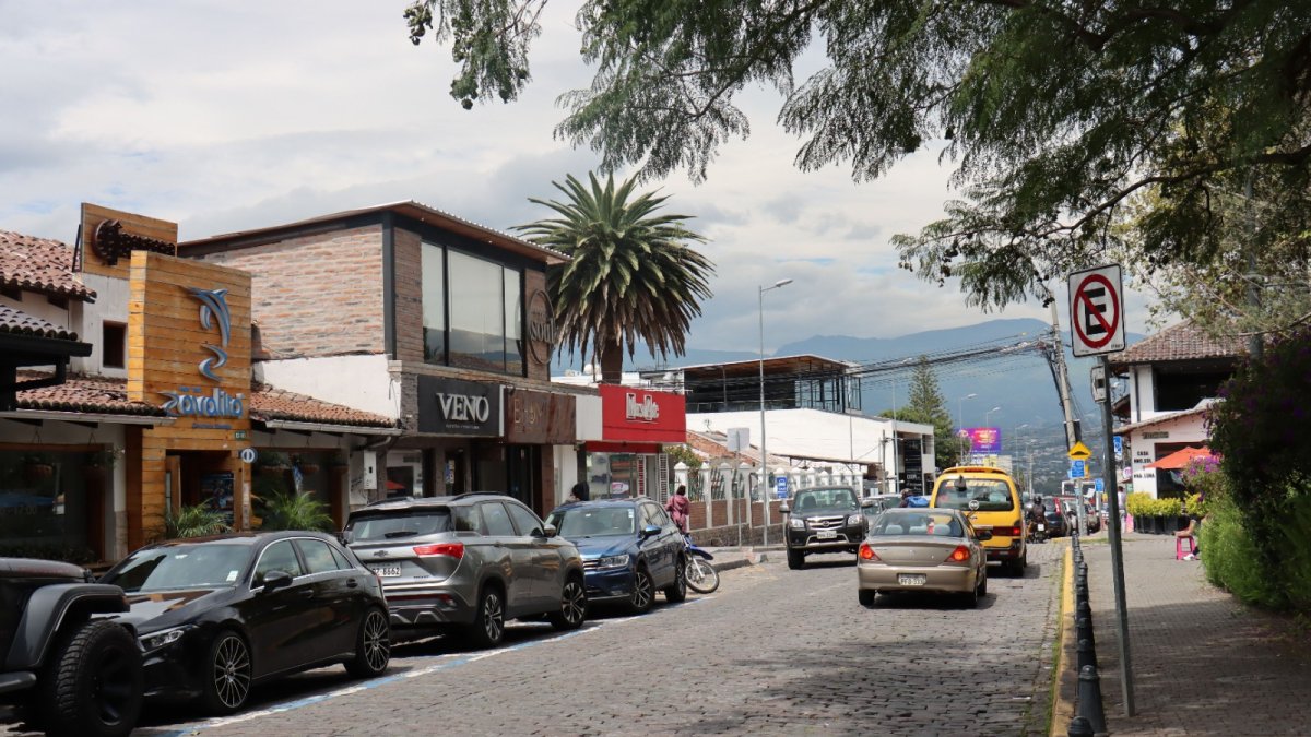 En los alrededores de la Plaza de Cumbayá funcionan establecimientos como bares, discotecas y restaurantes