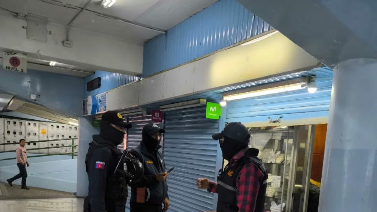 19 locales comerciales fueron clausurados durante operativo en el Centro Comercial Montúfar