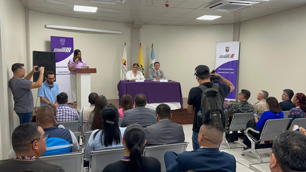 Los ministros Mónica Palencia y Franklin Encalada participaron de la firma del convenio.