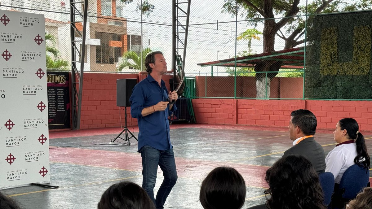 Estudiantes del colegio Unidad Educativa Santiago Mayor fueron visitados por el cofundador de Paccari, Santiago Peralta.