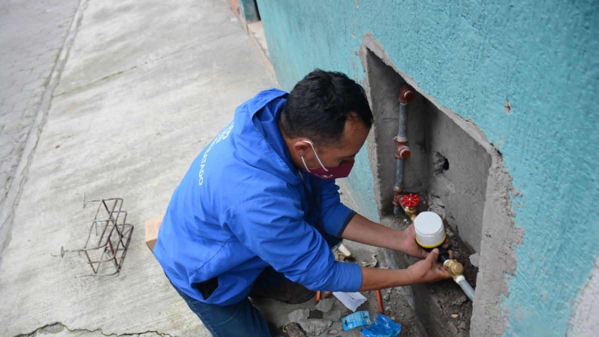 En el sur. En el barrio IESS Fut se cambiaron alrededor de 300 medidores. Si el propietario tiene listo el acceso, el reemplazo del equipo demora entre siete y diez minutos.