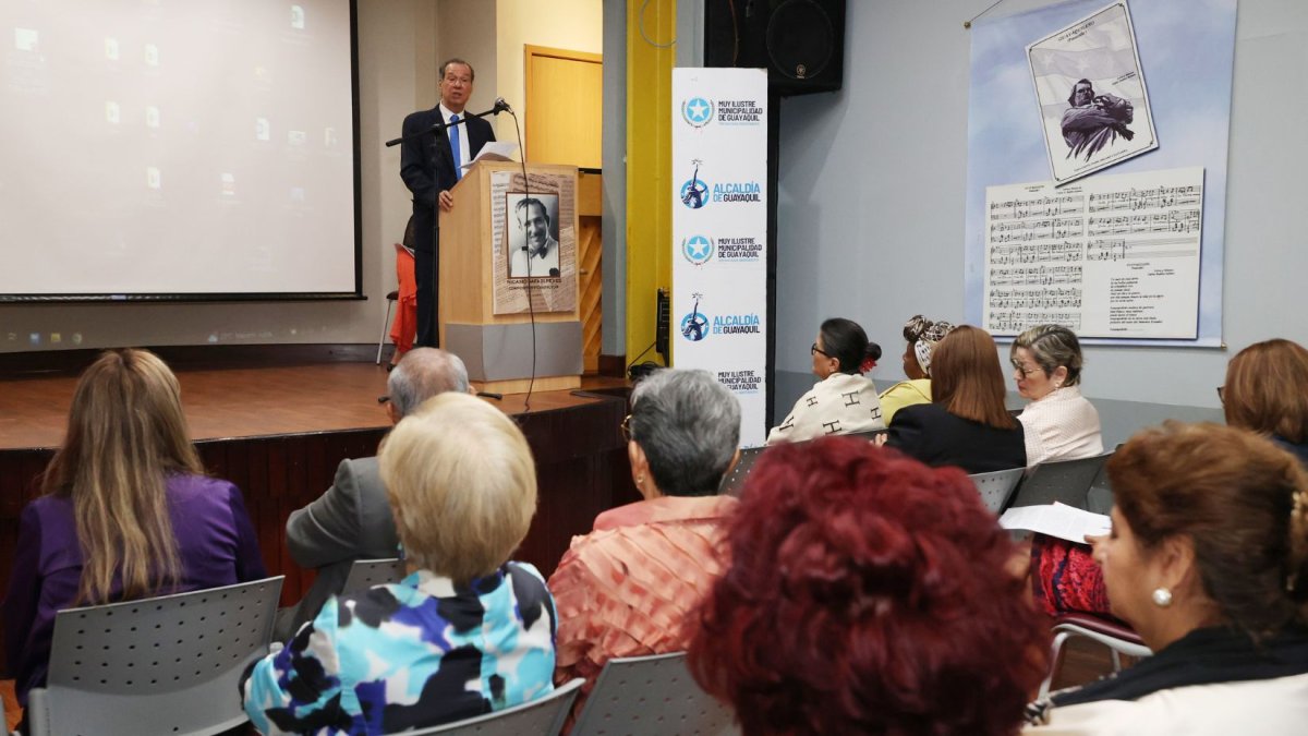 Benjamín Rosales durante su intervenciòn en la semblanza a Jenny Estrada.