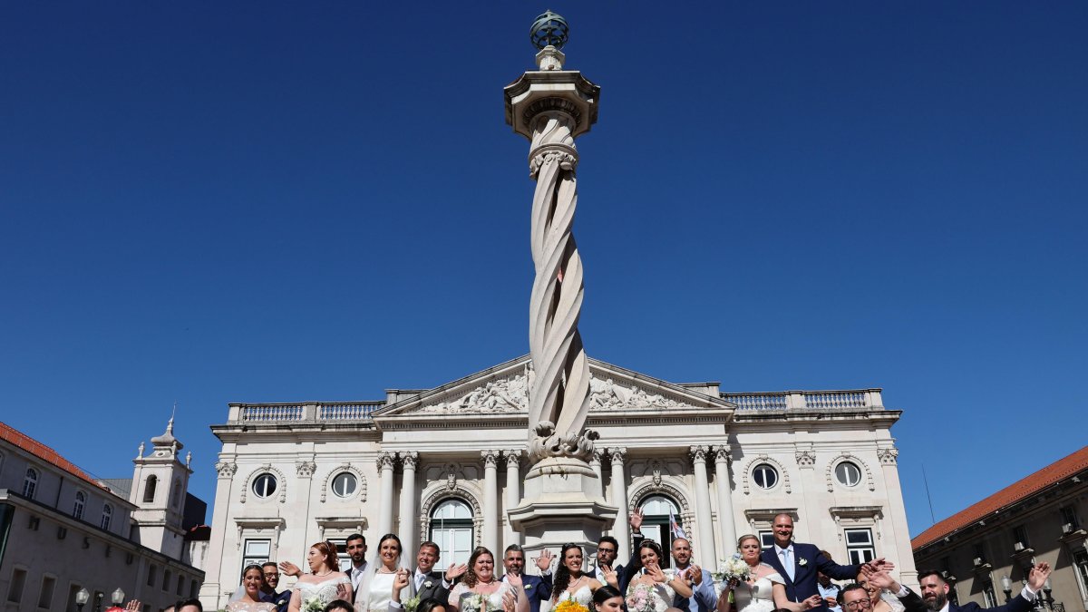 Las parejas de recién casados en una ceremonia tradicional, denominada las 'Bodas de 'St. Antonio' en la Catedral de Lisboa, en Lisboa.