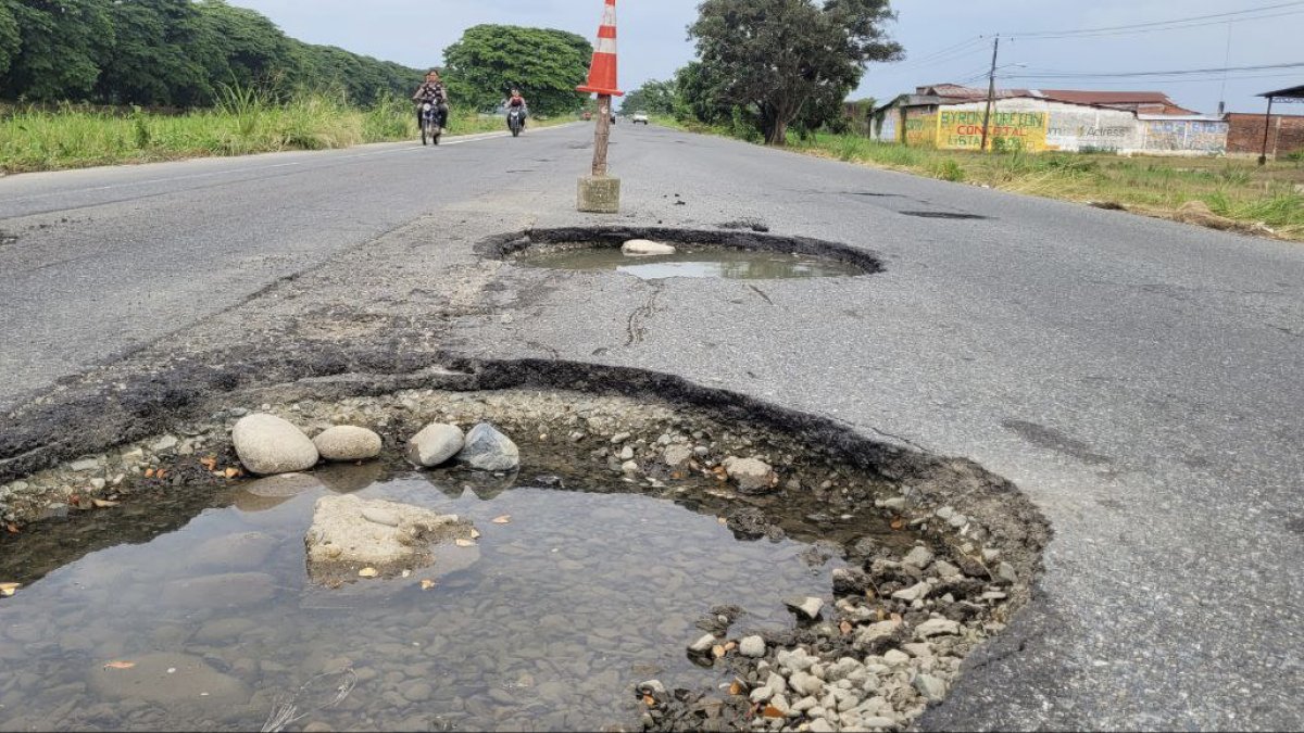 Luego de la inundación del carretero se formaron grandes huecos.