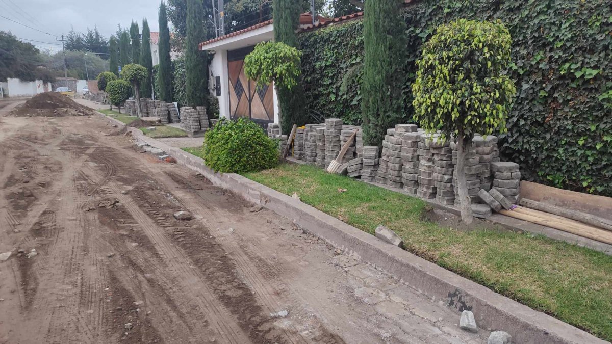 Las calles quedaron sin los adoquines para poder arreglar el alcantarillado