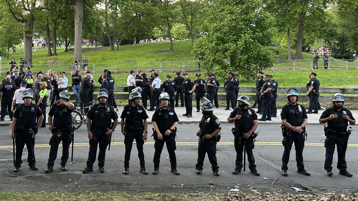 Policías vigilan los alrededores durante un mitin del expresidente Donald Trump este jueves, en Cotrona Park en Nueva York (EE. UU).