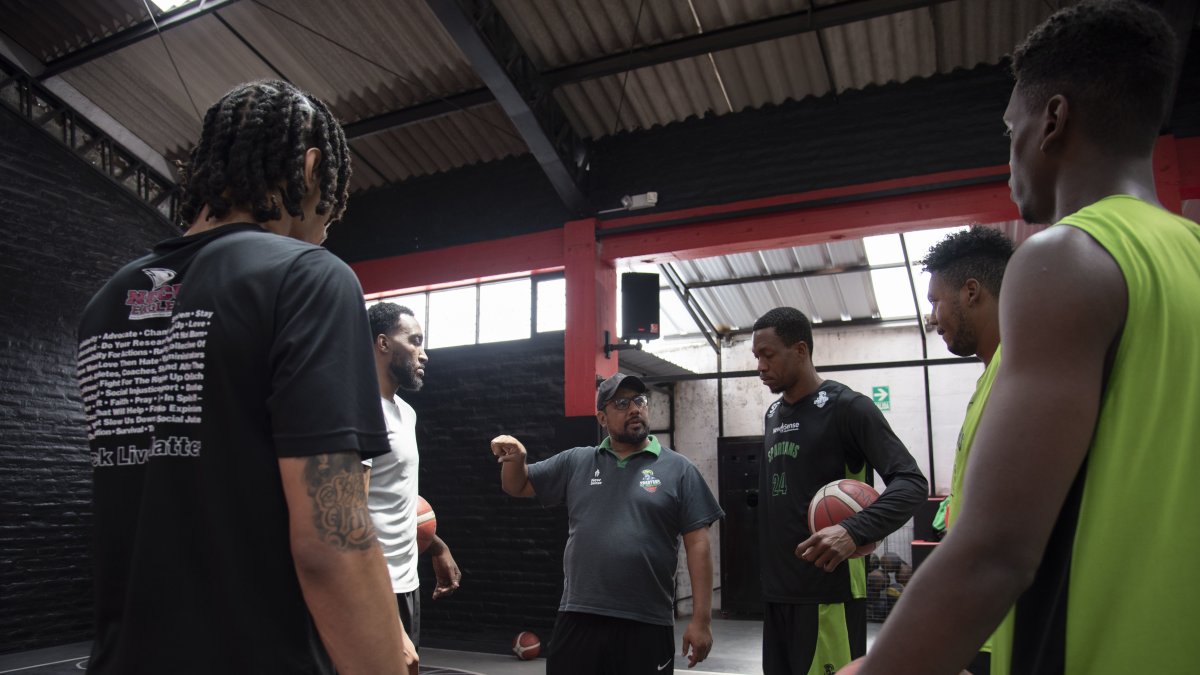 El entrenador Manolo Albán preparó con sus jugadores la estrategia para enfrentar a Barcelona.