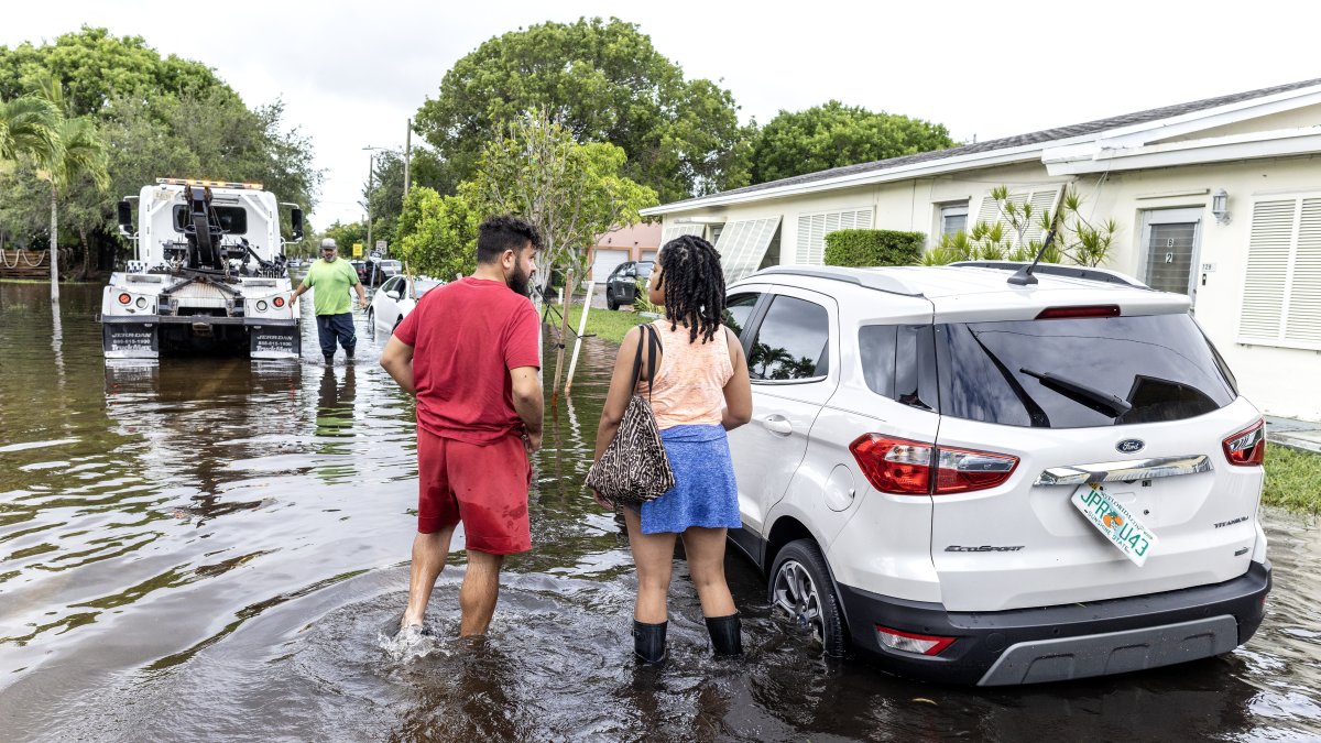 Florida. Personas transitan un barrio inundado en Hallandale Beach.