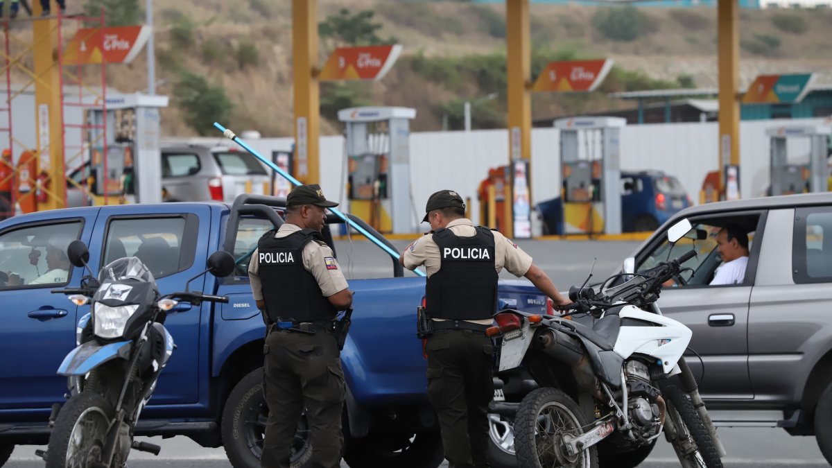 El joven fue asesinado mientras revisaba su carro.