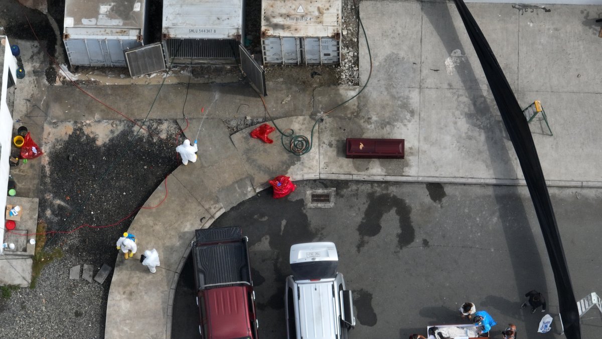 Personal del Servicio Nacional de Medicina Legal y Ciencias Forenses limpió hoy el sector donde los cadáveres reposaron al sacarlos del contenedor.