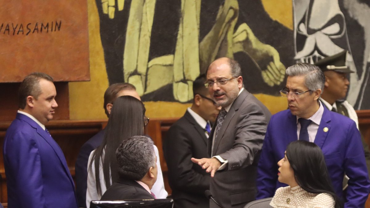 Legislativo. El presidente de la Asamblea, Henry Kronfle, saluda con algunos colegas de varias bancadas en la Asamblea Nacional.