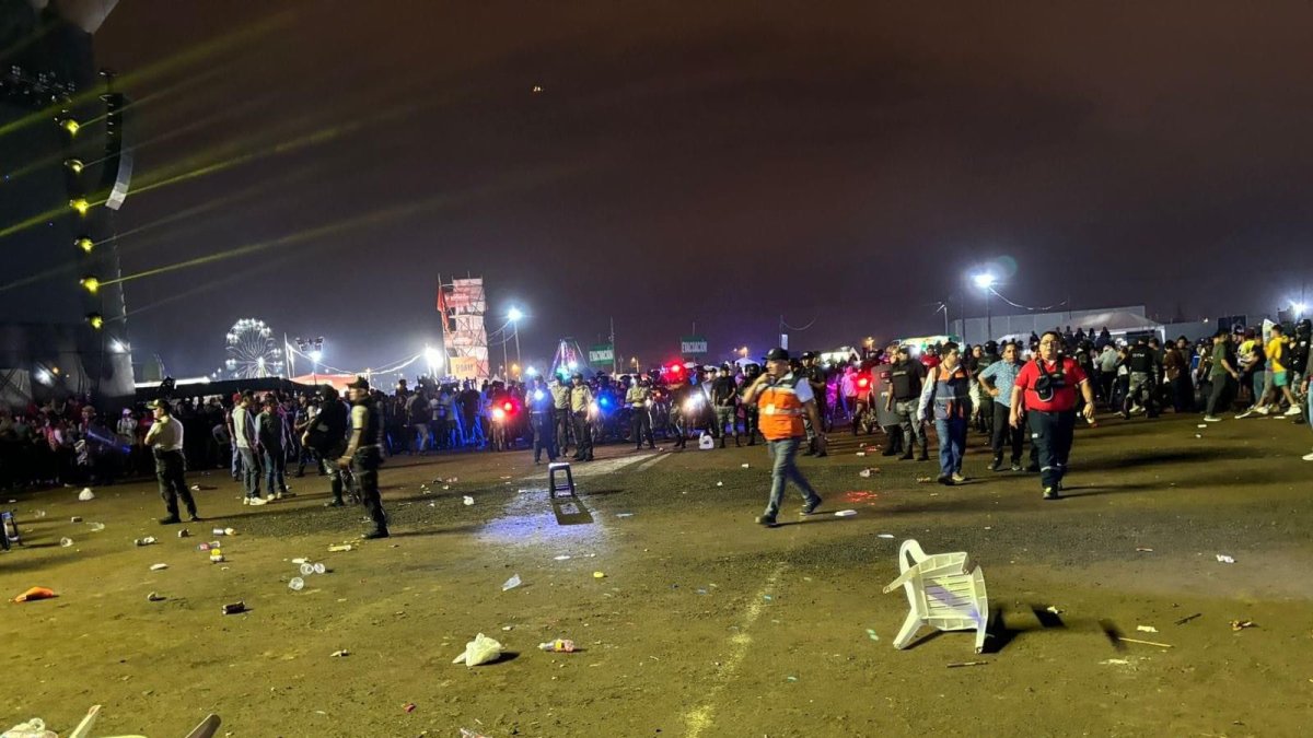 Varias sillas fueron destrozadas mientras la gente corría tras la alerta de un presunto explosivo.