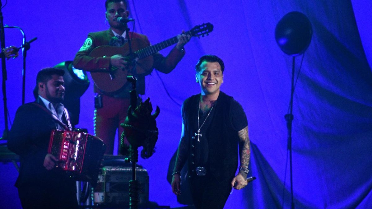 El artista mexicano Christian Nodal durante su concierto en Machala, la noche de este jueves 13 de junio.