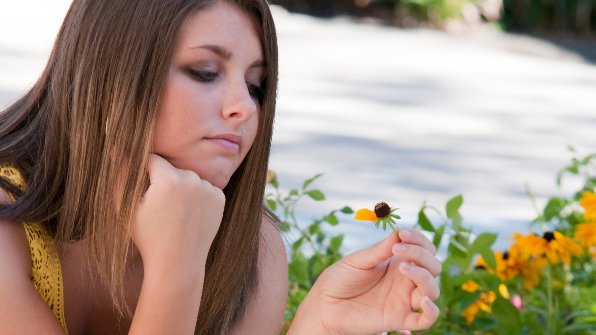 No le dejes tu suerte a una flor, te mostramos algunas señales para saber si tu amor es recíproco.