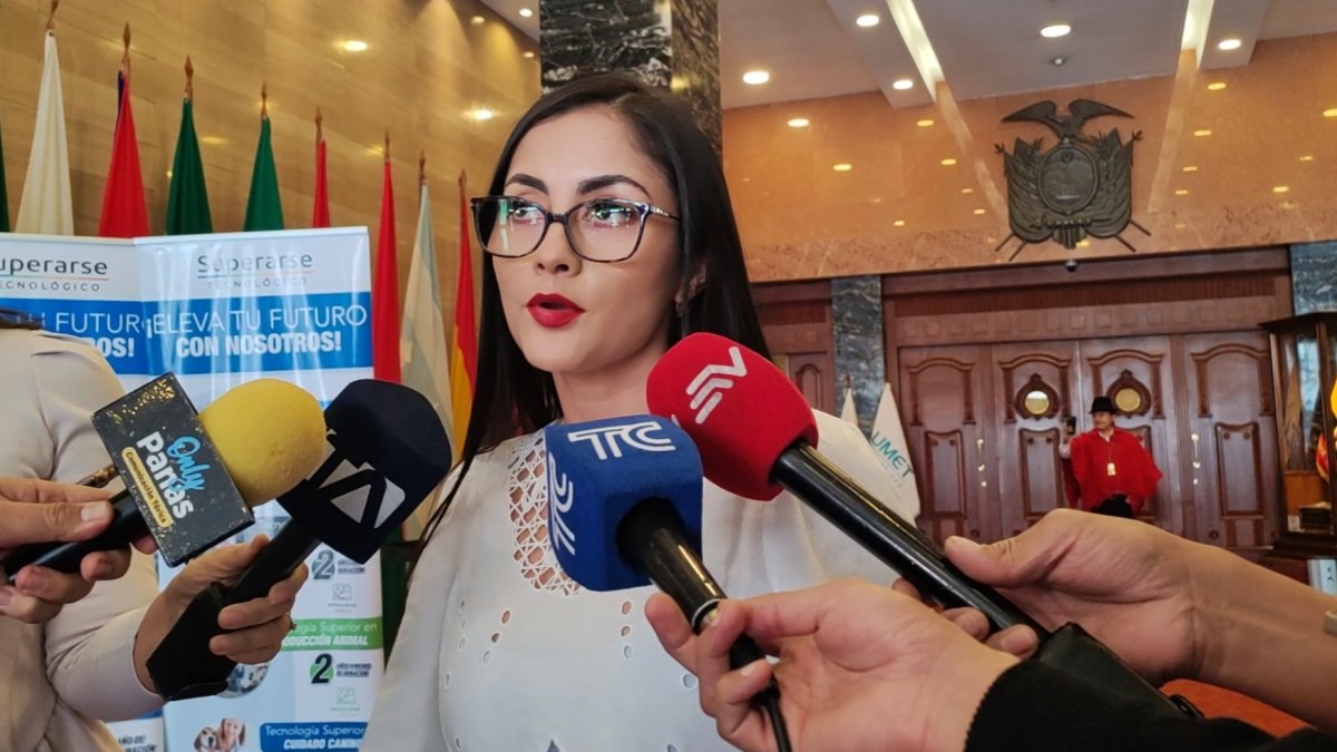 La bancada correísta se reunió desde el medio día. Se conoce que Construye también mantuvo una reunión desde la mañana.