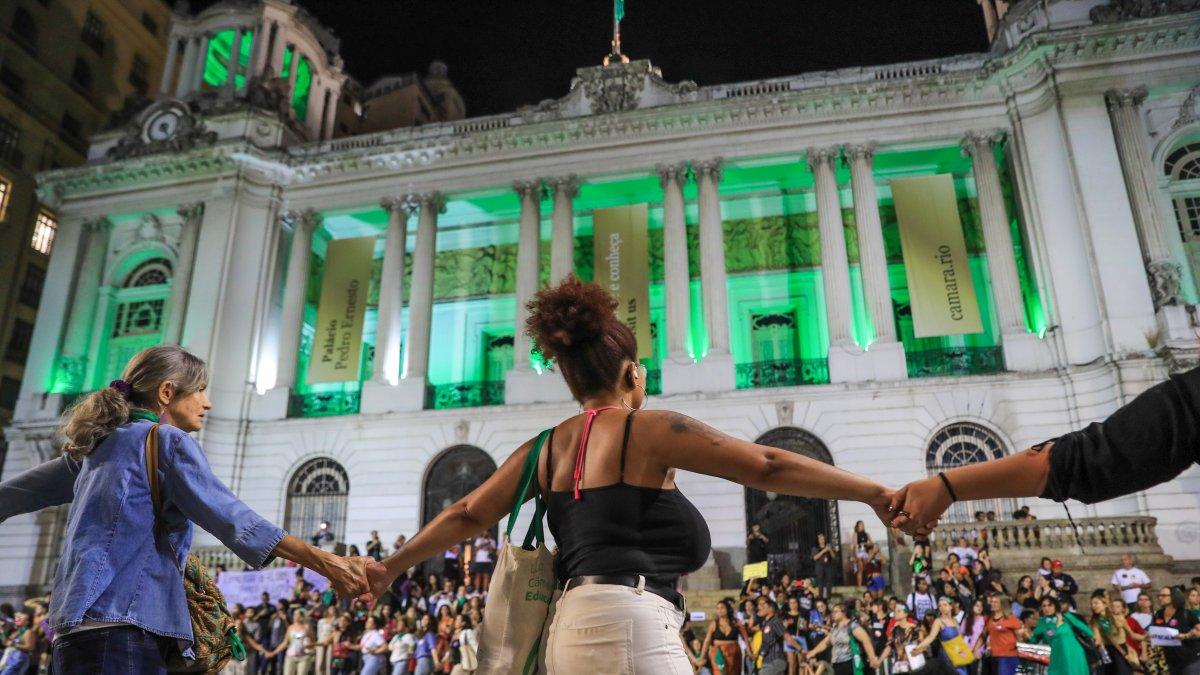 Mujeres participan durante una protesta contra el proyecto de ley de 1904, que restringe el aborto legal en caso de violación y equipara el procedimiento al homicidio simple.