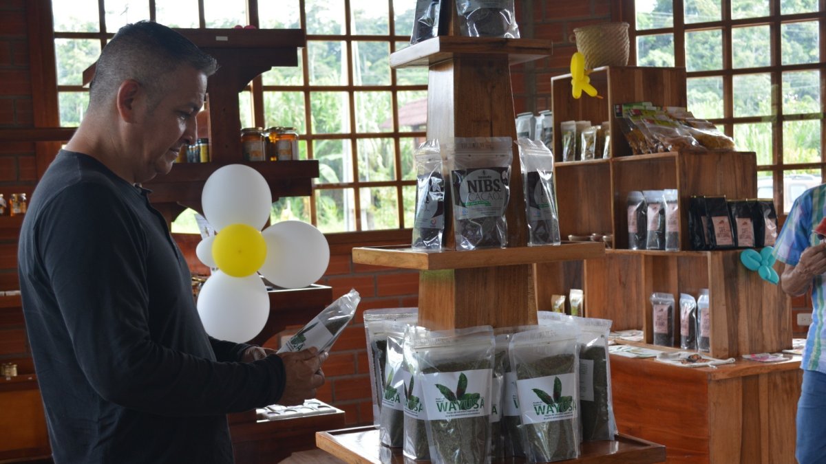 Héctor Cerda muestra cada producto elaborado por manos de mujeres y hombres de las comunidades de Carlos Julio Arosemena.