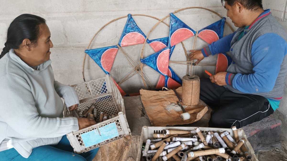 En Cuenca existen 47 familias agremiadas que se dedican desde hace varias generaciones al oficio tradicional de la pirotecnia artesanal.