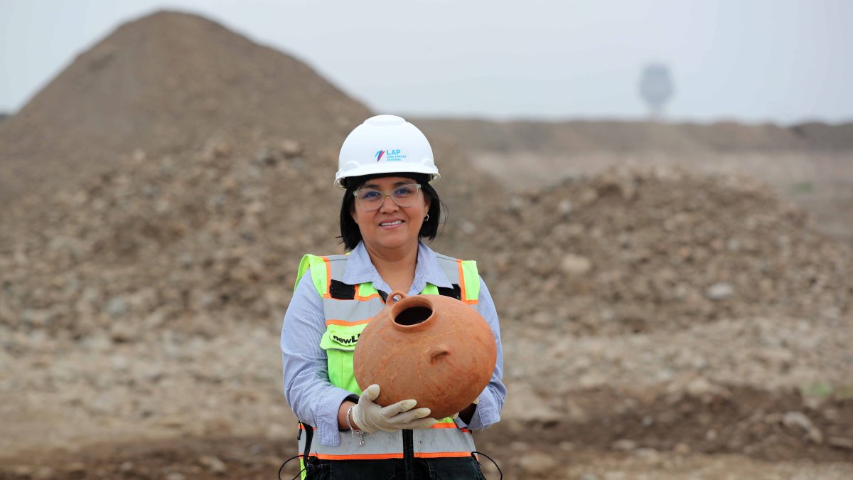 Escena. Una persona halla una vasija en el nuevo aeropuerto de Lima.
