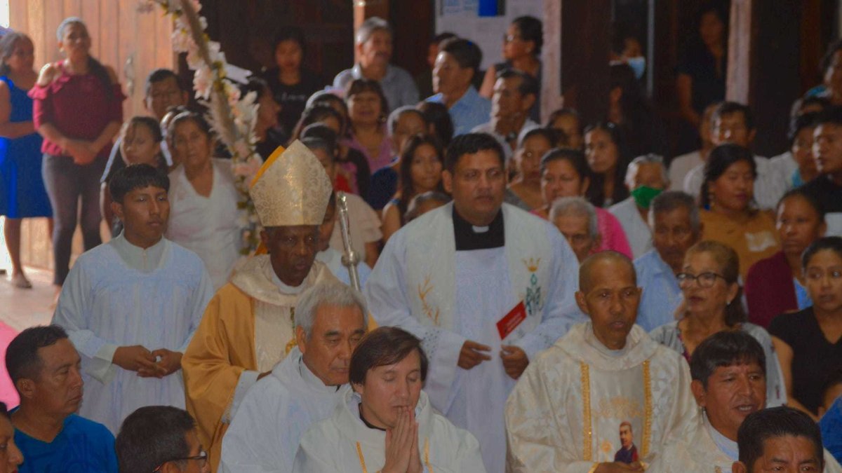 Las autoridades eclesiásticas de Santa Elena durante un acto religioso.
