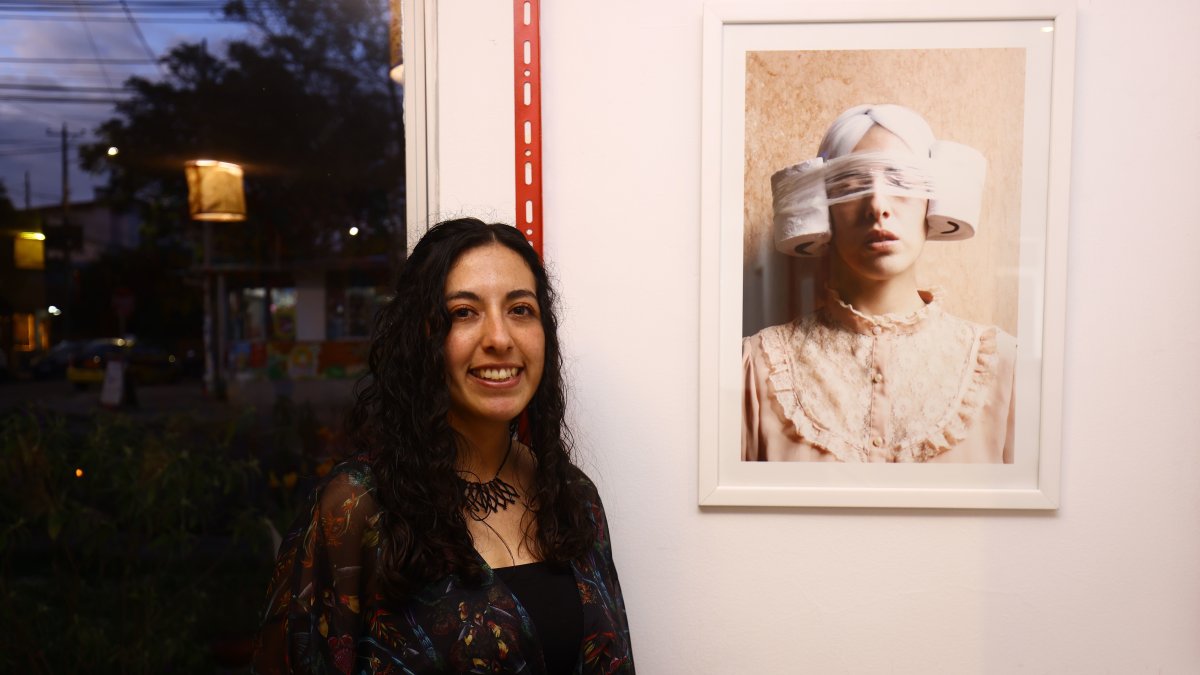 Verónica Lombeida fue una de las finalistas del Premio Brasil / Arte Emergente 2022, por el proyecto fotográfico Personajes en cuarentena, del que surgió esta serie de autorretratos que ahora expone.