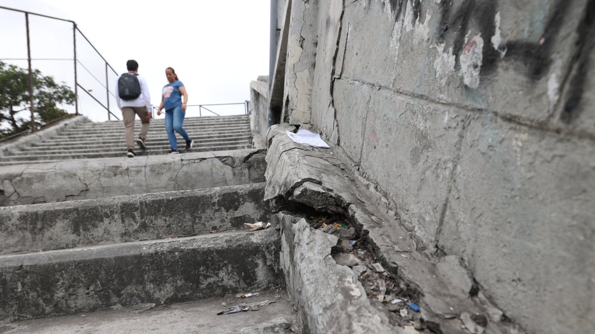 Deterioro. El concreto se desprende con facilidad del paso peatonal.