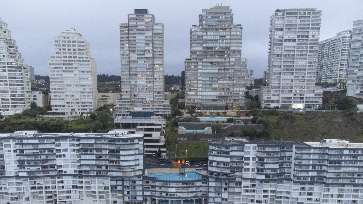Fotografía aérea que muestra un socavón que afecta al edificio Euromarina 2, este jueves en Reñaca, Viña del Mar (Chile).