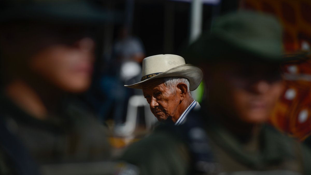 Un hombre camina este jueves en el municipio de Jamundí. Un total de 100 policías llegaron este jueves a reforzar la seguridad local.
