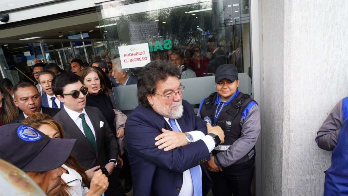 El momento en que Patricio Espinosa sale del Complejo Judicial Norte.