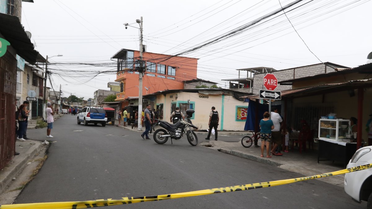 Acto. Lo asesinaron en el sur de Guayaquil. Policía recogió indicios