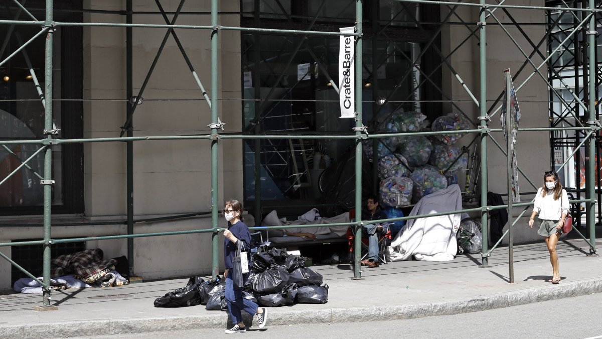 Nueva York. Dos mujeres en un campamento para los sin hogar.