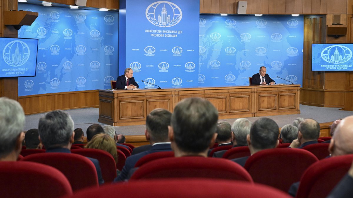 El presidente ruso, Vladimir Putin, sostiene una reunión con los dirigentes del Ministerio de Asuntos Exteriores ruso en Moscú, Rusia, el 14 de junio de 2024.