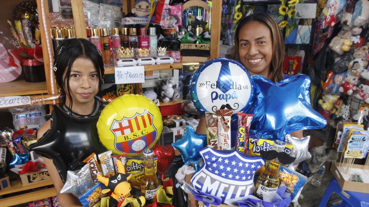 Los comerciantes del Puerto Principal se alistan para esta celebración.
