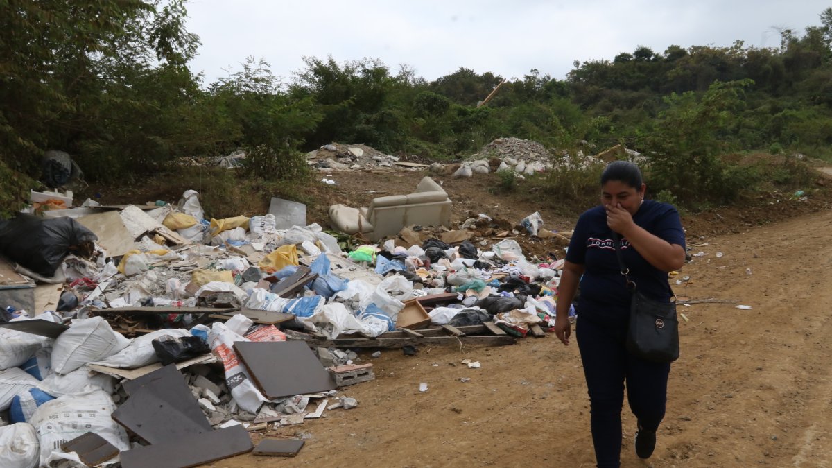 1. Afectados. La acumulación de basura se evidencia justo detrás de la etapa Granate de La Joya