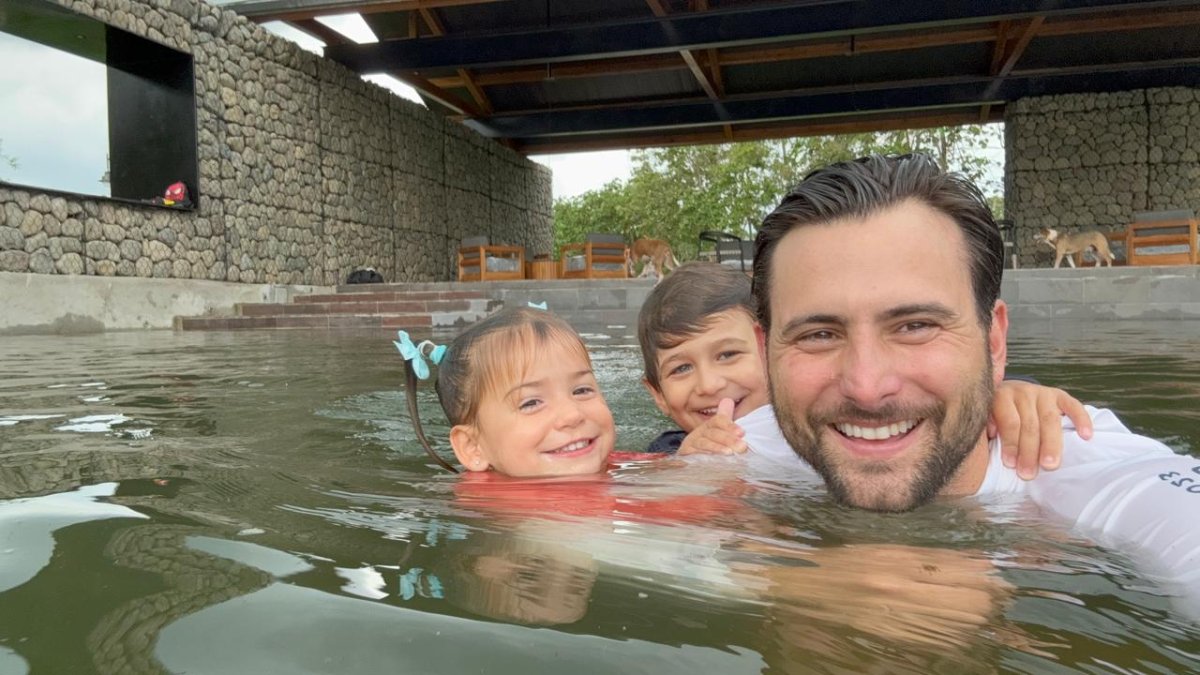 Niels Olsen con sus hijos.