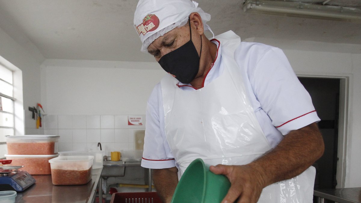 Labores. Una persona cumple su jornada laboral en un buen ambiente.