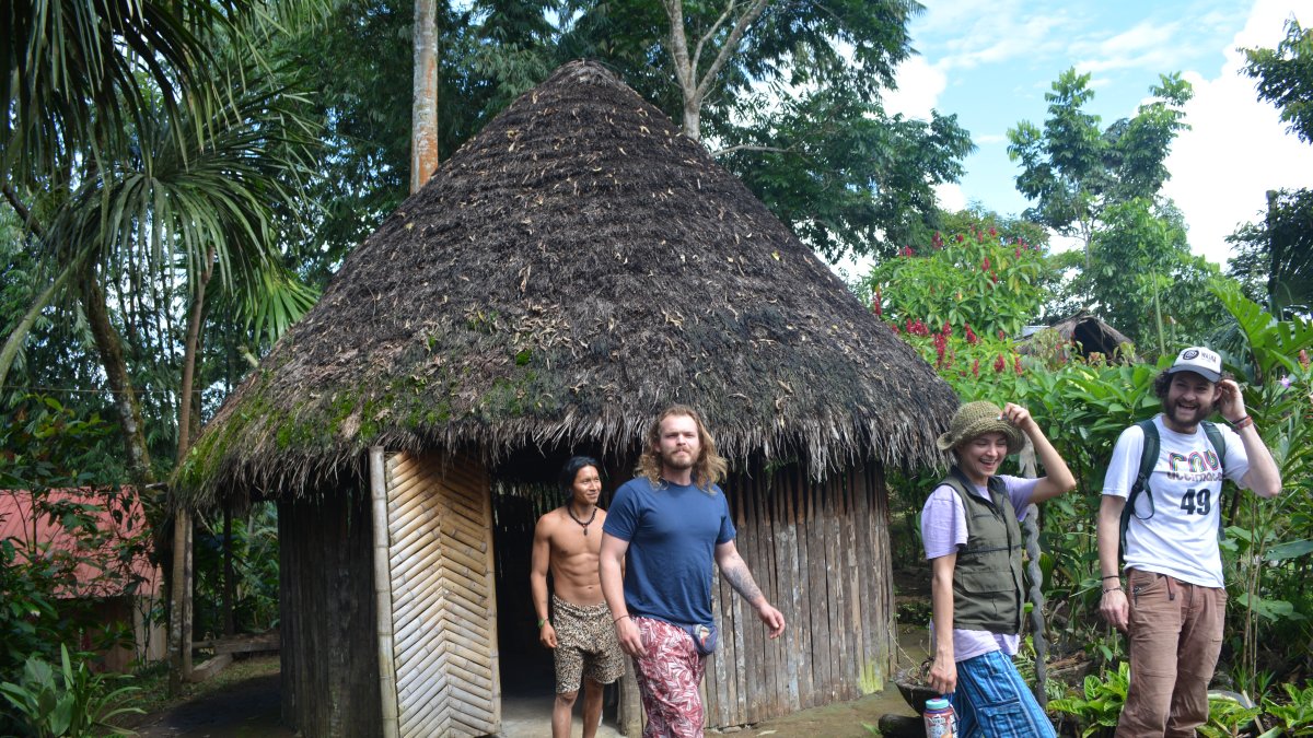 Turismo. El jefe del hogar sirve de guía a grupos de visitantes.