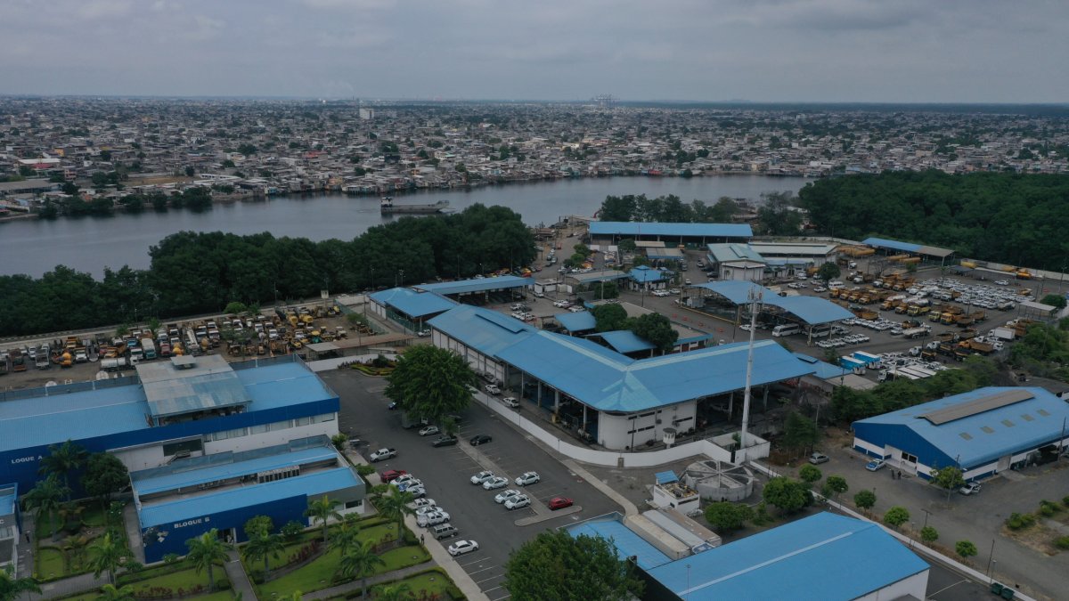 Alrededores. Cerca del Centro Forense Guayaquil está el Mercado Portete, supermercado de comida, el estero Salado, conjuntos habitacionales e industrias.