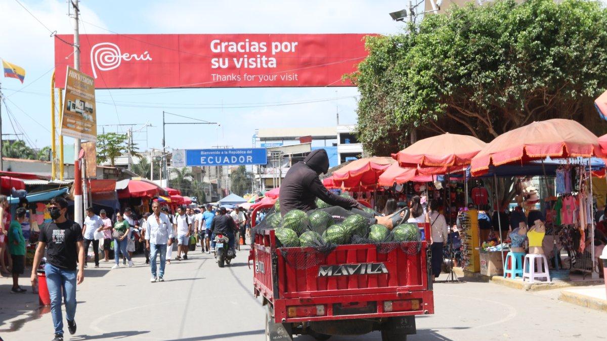 Frontera. Perú exporta frutas y vegetales a Ecuador. Por ejemplo, le vende sandías, limones y cebollas. En el puente que hay entre los dos países se ve el cruce de alimentos.