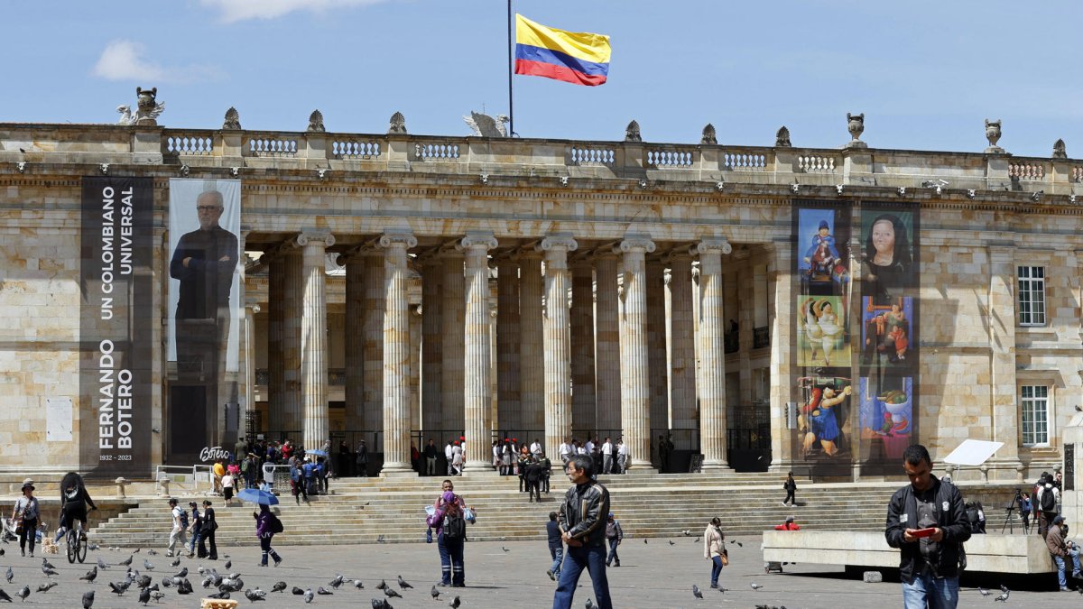 Fotografía de archivo de la fachada del Congreso en Bogotá, Colombia.