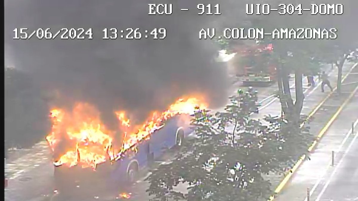 Un bus se incendió en Quito, cuando circulaba por la avenida Colón.