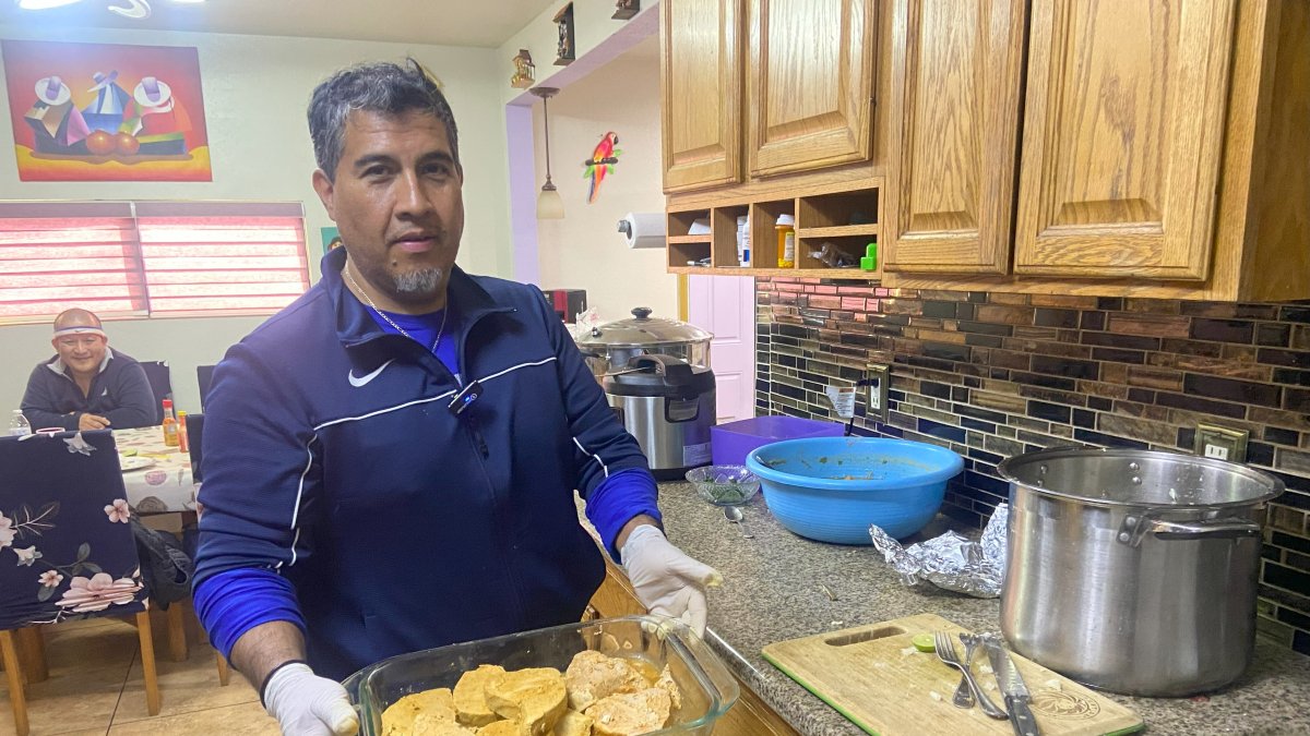 Franklin Curicho vende el ‘levanta muerto’ en la ‘ciudad del pecado’. Los extranjeros se enamoran de este plato típico ecuatoriano.