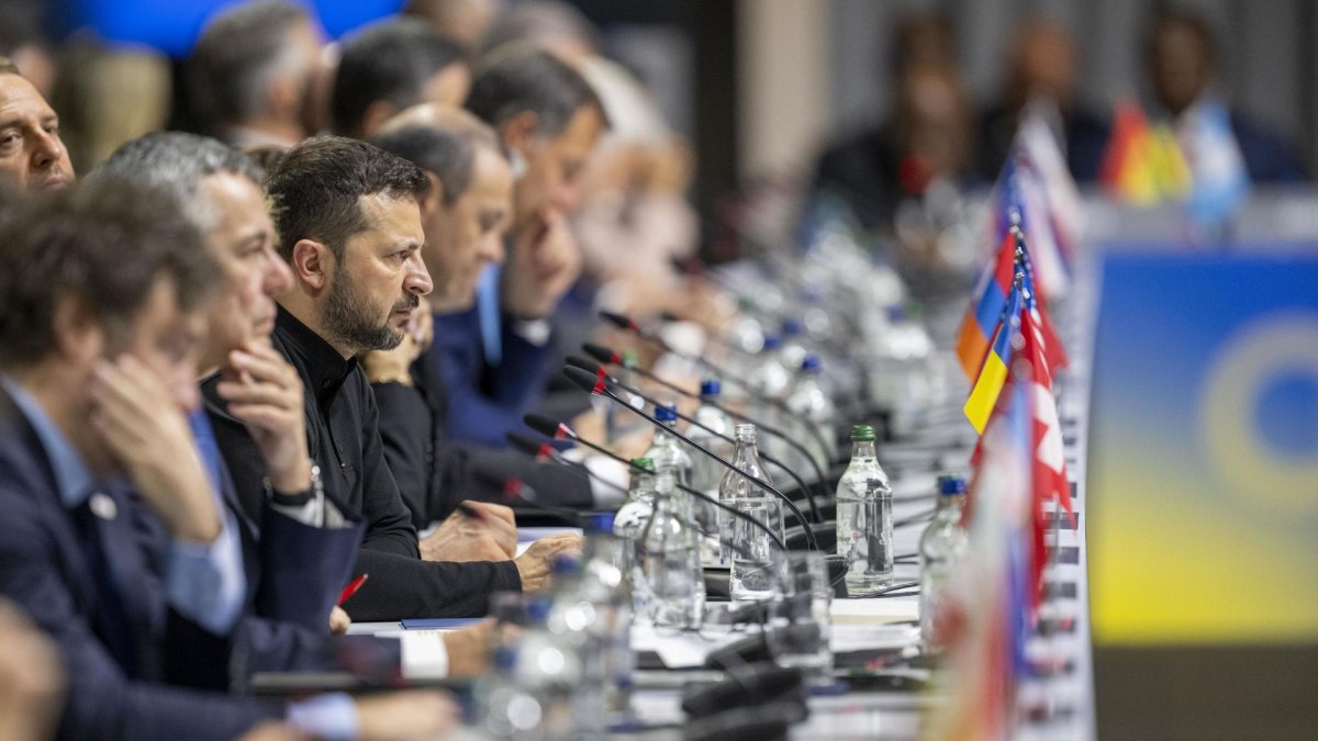 El presidente de Ucrania, Volodímir Zelenski (c), durante la ceremonia de apertura de la cumbre internacional.