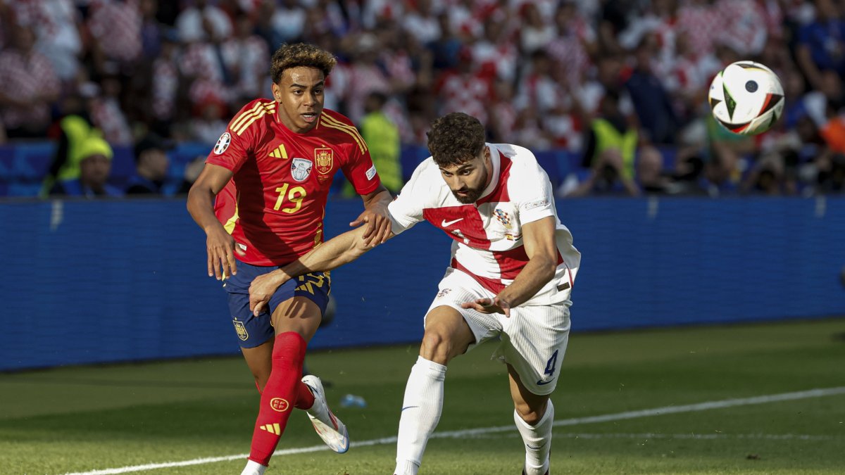 Lamine Yamal intenta escapar de la marca de Josko Gvardiol.