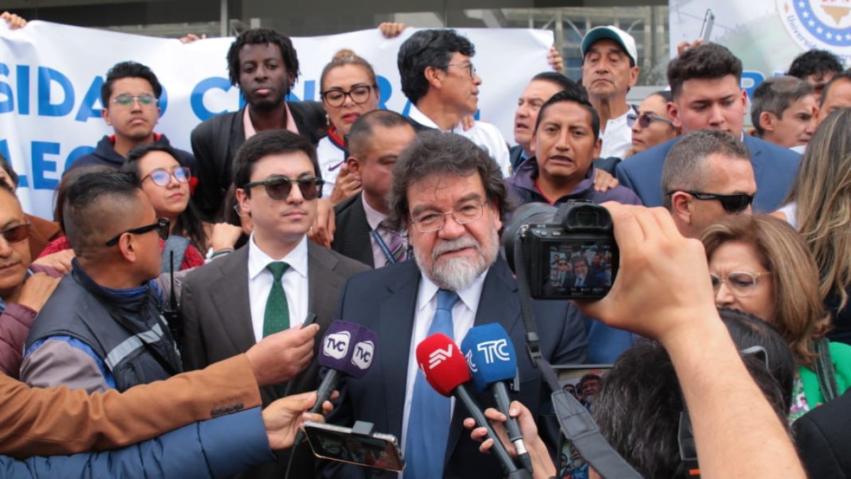 Patricio Espinosa, rector de la UCE, al salir de la audiencia en el Complejo Judicial Norte, en Quito.