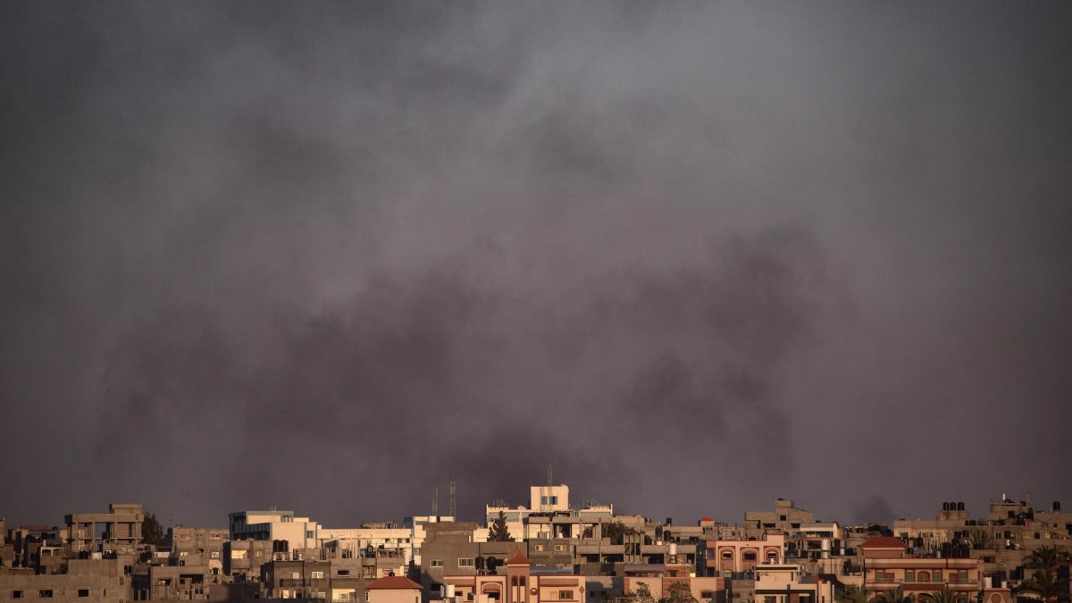 El humo se eleva después de un ataque aéreo israelí en Rafah, sur de la Franja de Gaza, en una imagen de archivo.