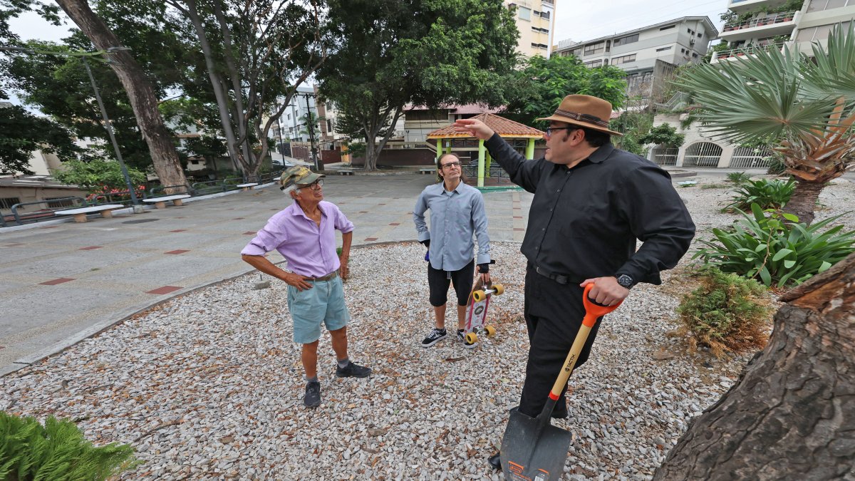 Organización. Roberto Coello, Mauro Vásquez y Pablo Barrezueta se organizan junto con otros vecinos para mejorar algunas zonas de Lomas de Urdesa.