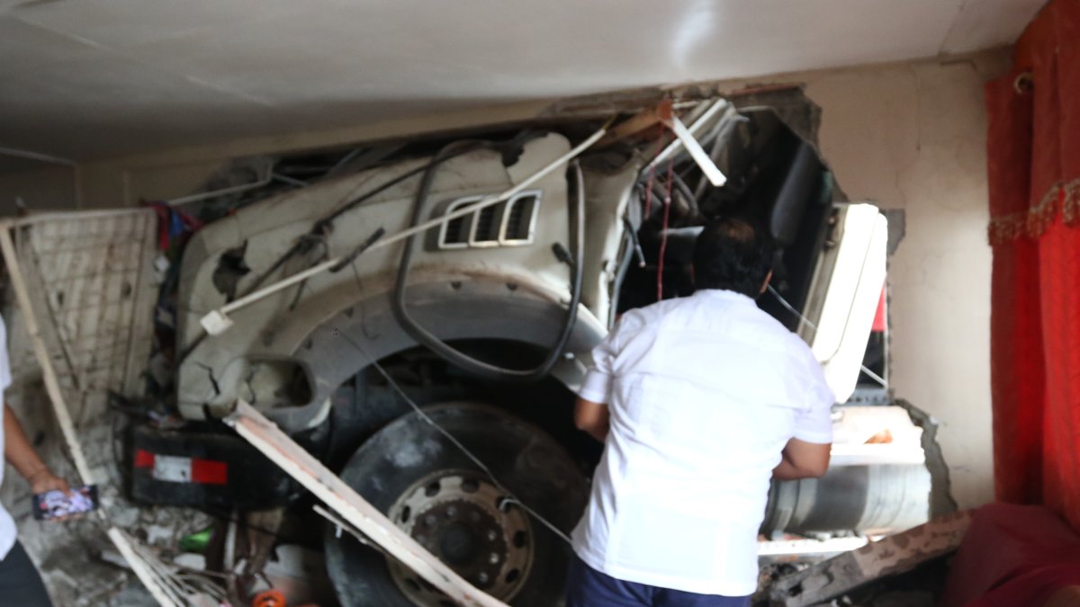 La mañana de ayer, trabajadores del Cabildo porteño se acercaron al inmueble afectado para evaluar los daños.