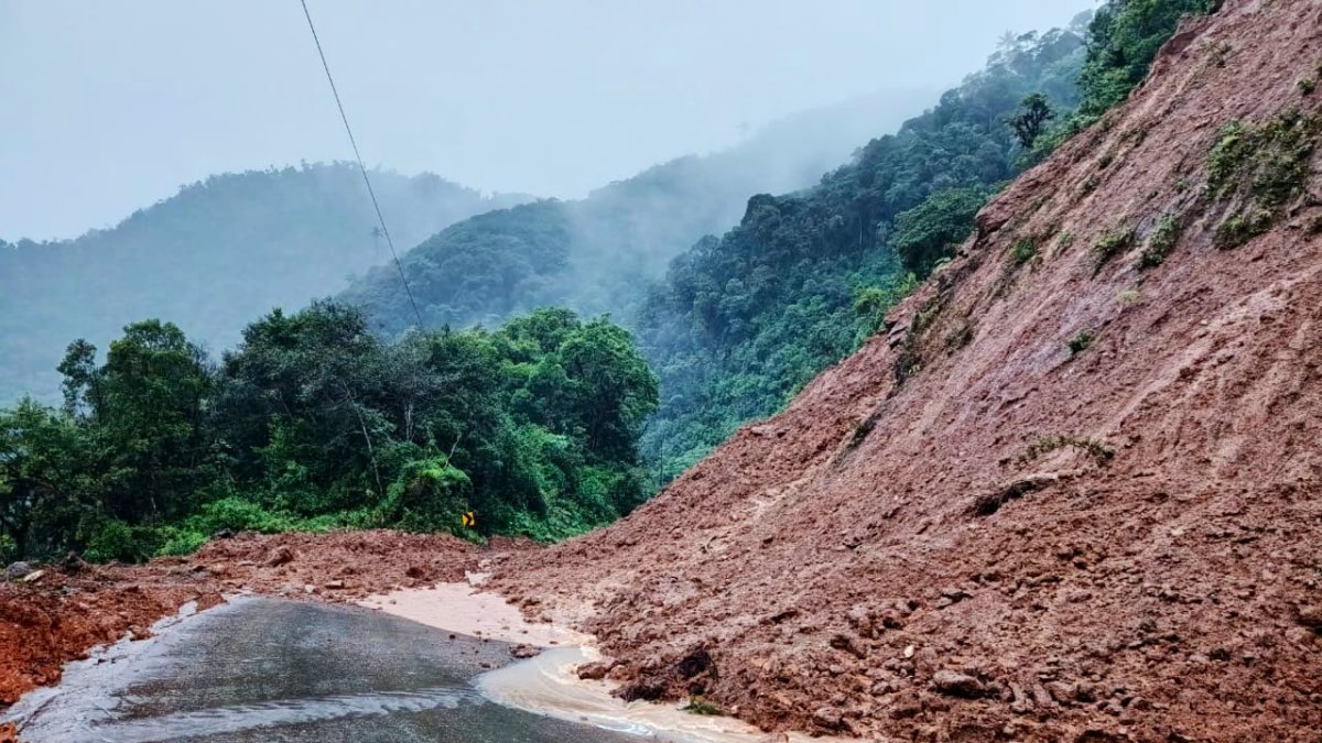 Un derrumbe en el sector Zuñac, en Morona Santiago, provocó el cierre de la vía, tras las fuertes lluvias.